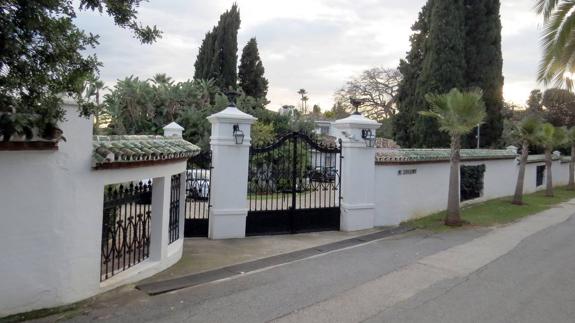 Arriba, la villa La Magnolia, donde residía el magnate 