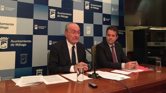 El alcalde Francisco de la Torre, junto al portavoz del PP, Carlos Conde.