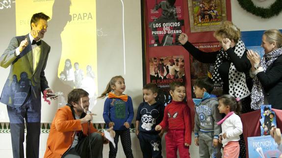 Salva Reina, en cuclillas, con los niños del colegio. 