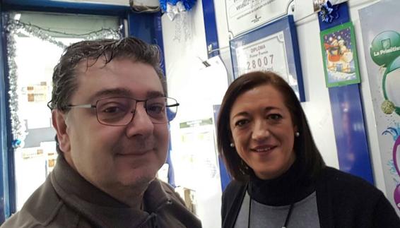 Sergio Campos y Mari Carmen Ruiz son los empleados de la administración de Loterías número 4, en Torre del Mar