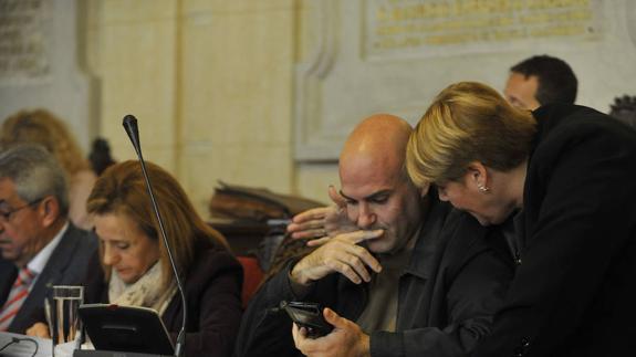 La portavoz socialista, María del Carmen Moreno, charla en el pleno con el edil Sergio Brenes, a quien el alcalde le llamó filibustero, aunque más tarde se disculpara. 