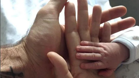 Helen Lindes subió ayer a las redes sociales la primera foto de Alan en la que se podía ver la manita del bebé y las de sus padres.
