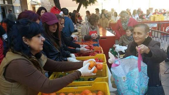Reparto de alimentos en la tarde de Nochebuena previa a la cena.