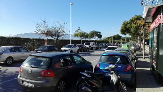 Algunos coches y furgonetas en doble fila en la calle Kandinsky.
