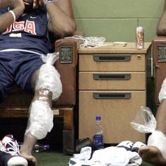 Lebron James se aplica hielo en rodillas, cuádriceps y tobillos tras un partido de la selección de baloncesto de Estados Unidos.