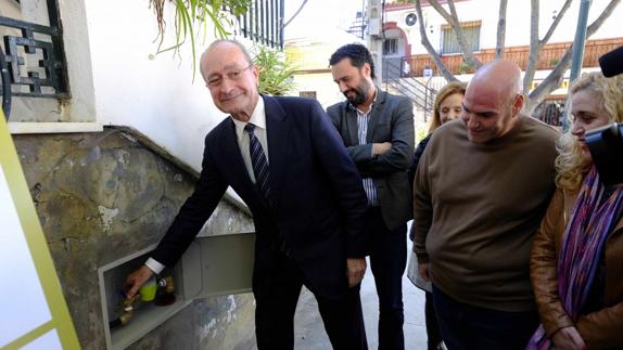 El alcalde, junto a uno de los contenedores que se han colacado esta mañana.