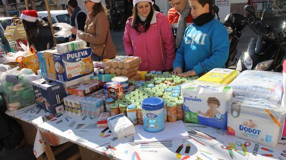 Villancicos a cambio de comida para niños necesitados en Antequera