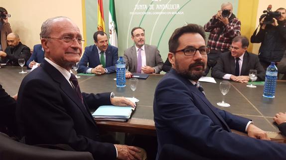 Representantes de la Junta y el Ayuntamiento minutos antes de comenzar la reunión..