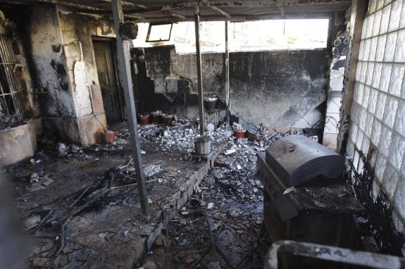 Interior de la casa siniestrada, donde se inició el incendio. :: román ríos. efe