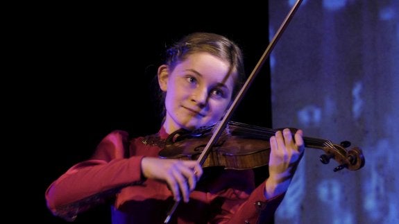 La británica Alma Deutscher toca el violín durante un concierto. :: Esther Martín. efe