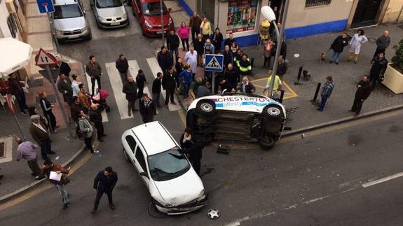Aparatoso accidente en calle La Unión con dos turismos implicados