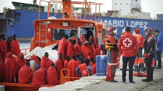 Llega al Puerto de Málaga una patera con 52 inmigrantes