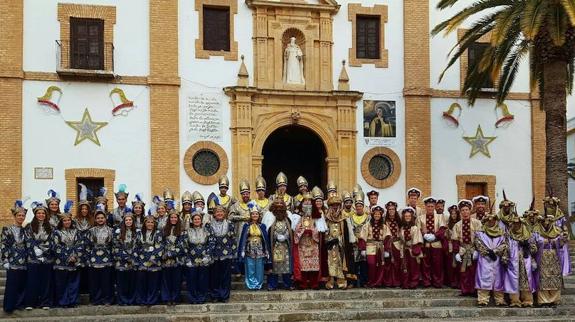 Foto de familia de toda la comitiva de los Reyes Magos en Ronda.