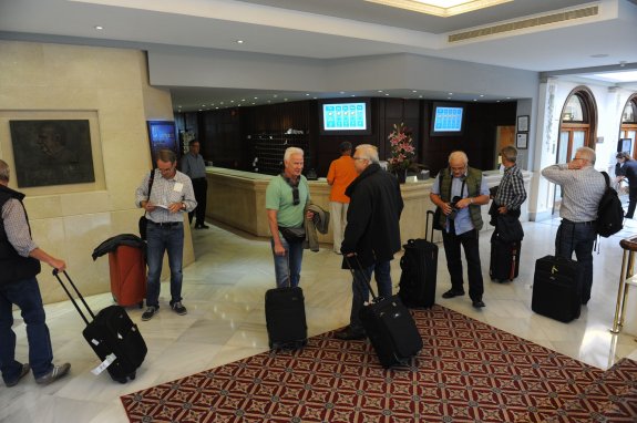 Turistas esperan en el 'hall' de un hotel de la Costa del Sol. :: sur
