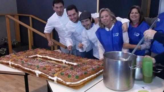 Los chefs, con voluntarios en el histórico centro malagueño. 