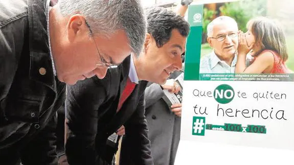 Moreno y el actual secretario de Estado de Hacienda, Enrique Fernández de Moya, firmando para que la Junta bonifique el impuesto de sucesiones en febrero del pasado año.
