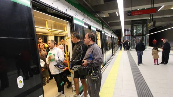 Un grupo de viajeros suben a un tren del metro.