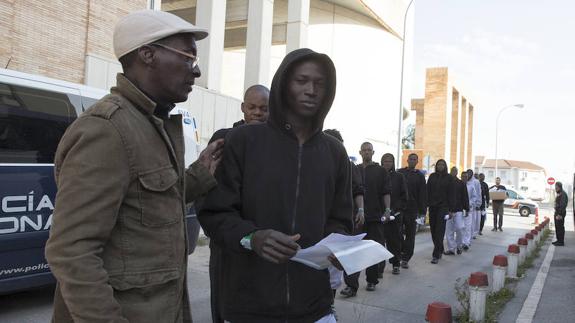 El primer grupo de inmigrantes que llegó en Año Nuevo a Málaga, al abandonar el miércoles la Comisaría Provincial