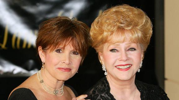 Carrie Fisher, junto con su madre, Debbie Reynolds.