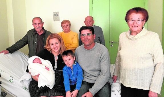 Javier, con sus padres, Antonio y Verónica, su hermano Hugo y sus abuelos en el Hospital Comarcal.  sur