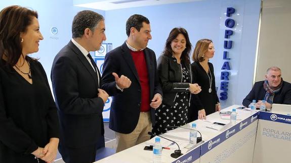 De izda. a dcha, Carmen Crespo, Elías Bendodo, Juanma Moreno, Margarita del Cid, Patricia Navarro y Manuel Marmolejo. 