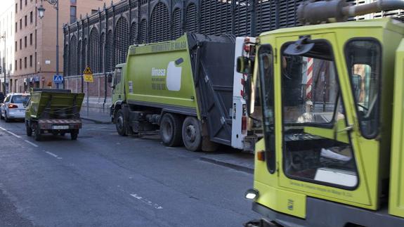 Vehículos de Limasa, junto al Mercado de Atarazanas.