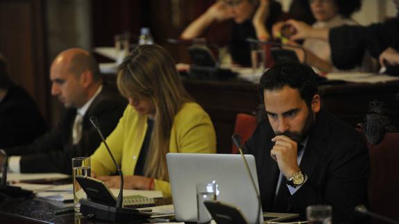 Daniel Pérez, en primer plano, junto a Estefanía Martín Palop y, al fondo, Francisco Conejo.