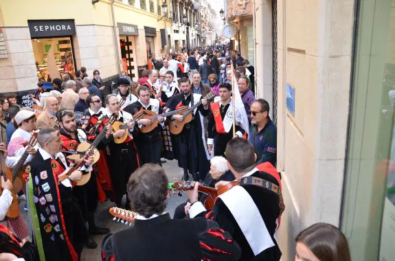 La Asociación Tuna Universitaria de Magisterio de Málaga, durante una actuación por las calles del Centro de la capital. :: crónica
