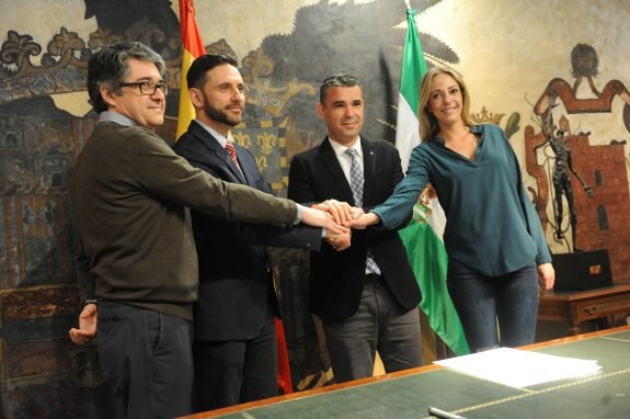 Los alcaldes de Marbella y Ojén, José Bernal y José Antonio Gómez, junto a los ediles de Turismo. 