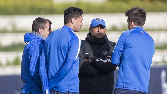 Romero escucha ayer a Camacho en presencia de Duda y Weligton. 