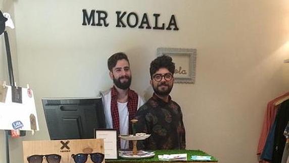 Toni Goitia y Ángel Fraile, en la tienda situada en calle Mártires.