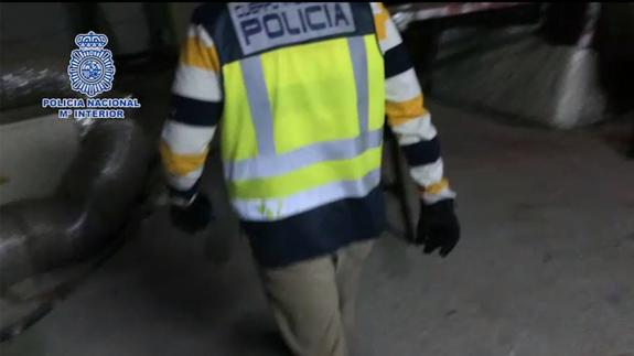 Un agente, durante la operación policial que se ha llevado a cabo. 