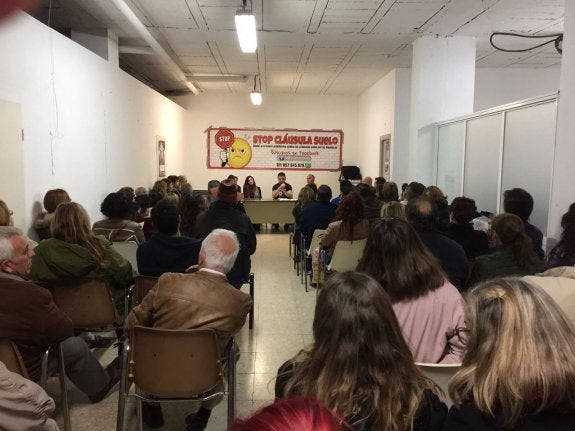 Alrededor de 300 personas acudieron a informarse sobre las reclamaciones de las cláusulas suelo. 