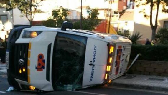 La ambulancia, volcada tras el choque