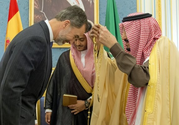 El rey Salman condecora a Felipe VI. :: AFP