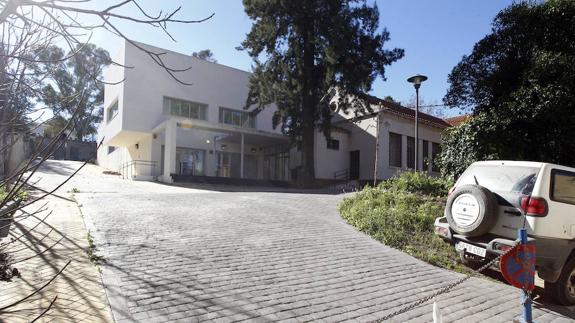 Fachada del edificio de la Escuela de Enfermería que acogerá el nuevo centro de investigación oncológica.