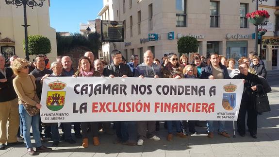 Vecinos de Arenas ySayalonga protestaron ayer en Vélez por la cierre de la oficina de Cajamar.