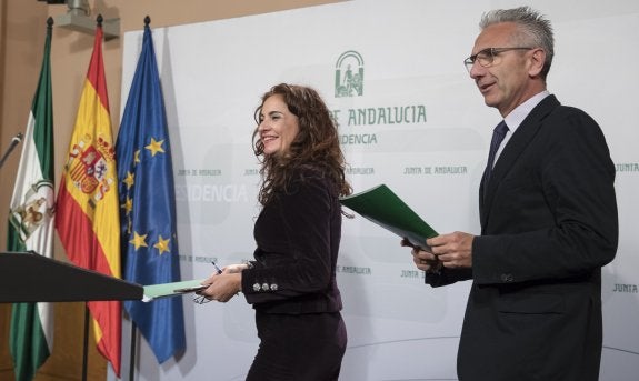 La consejera de Hacienda y el portavoz del Gobierno, tras la reunión de ayer. :: efe/julio muñoz