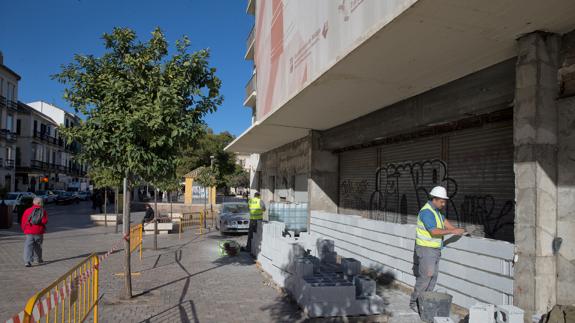 Operarios de la empresa Inicia Siglo XXI han iniciado este martes los trabajos para tapiar la entrada principal del antiguo cine Astoria.