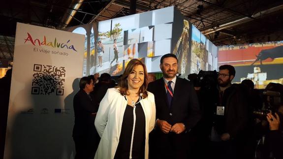 Susana Díaz, en la inauguración del pabellón de Andalucía en Fitur, junto al consejero Francisco Javier Fernández.