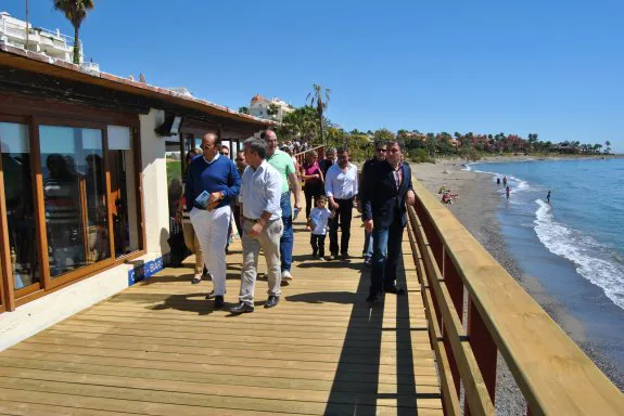 Autoridades municipales y provinciales en la inauguración de uno de los tramos de la Senda Litoral.