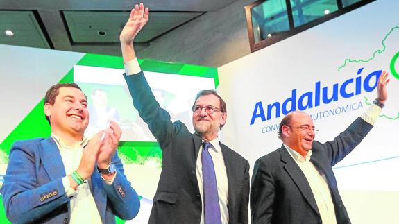 Juan Manuel Moreno Bonilla, Mariano Rajoy y Sebastián Pérez, ayer en Granada. 