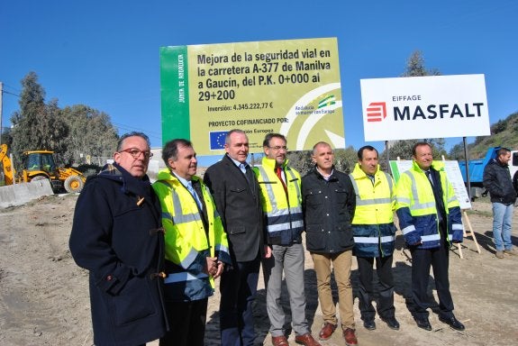 Alcaldes y cargos autonómicos en la inauguración de las obras de la A-377. :: L.P.
