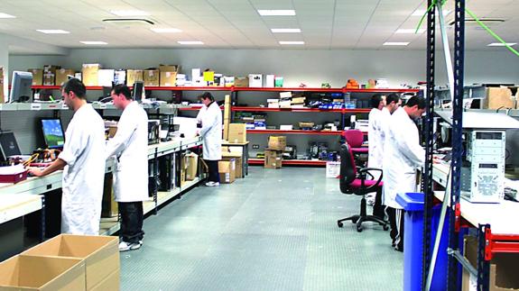 Gran almacén de Megasur en su central de Escúzar. 