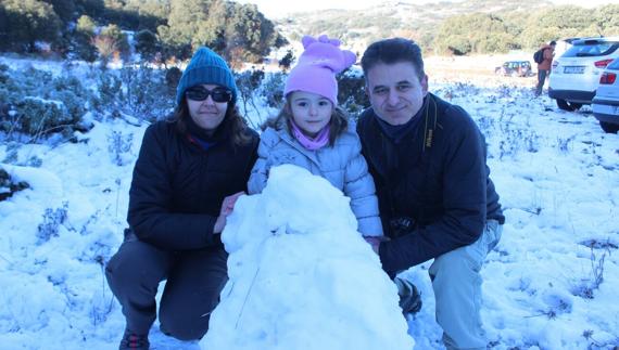 Una familia posa sonriente en la Sierra de la Nieves, esta mañana