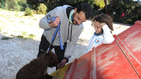 Tato y el adiestrador Sergio Moya, en Nagüeles, junto a Turco. 