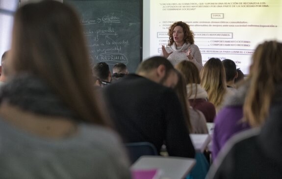 Alumnos asisten a una clase de preparación para el Cuerpo Nacional de Policía en el centro formativo Jesús Ayala. :: ñito salas
