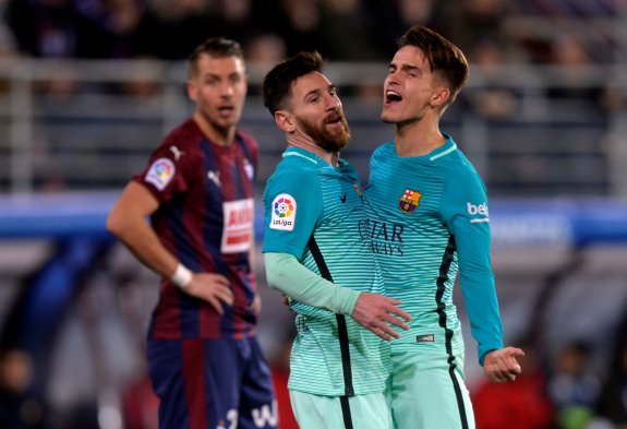 Leo Messi (izda.) celebra con Denis Suárez el gol que abrió ayer la goleada del Barcelona al Eibar en el estadio de Ipurua. :: REUTERS