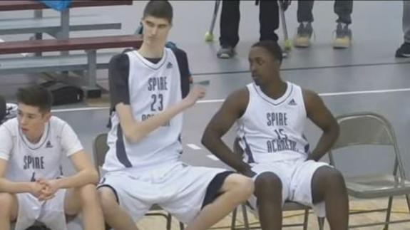 Robert Bobroczky, el joven jugador de baloncesto más alto de Europa, debuta en Estados Unidos