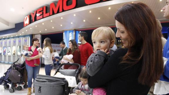Un grupo de madres organiza la primera 'sesión teta' en un cine de Málaga
